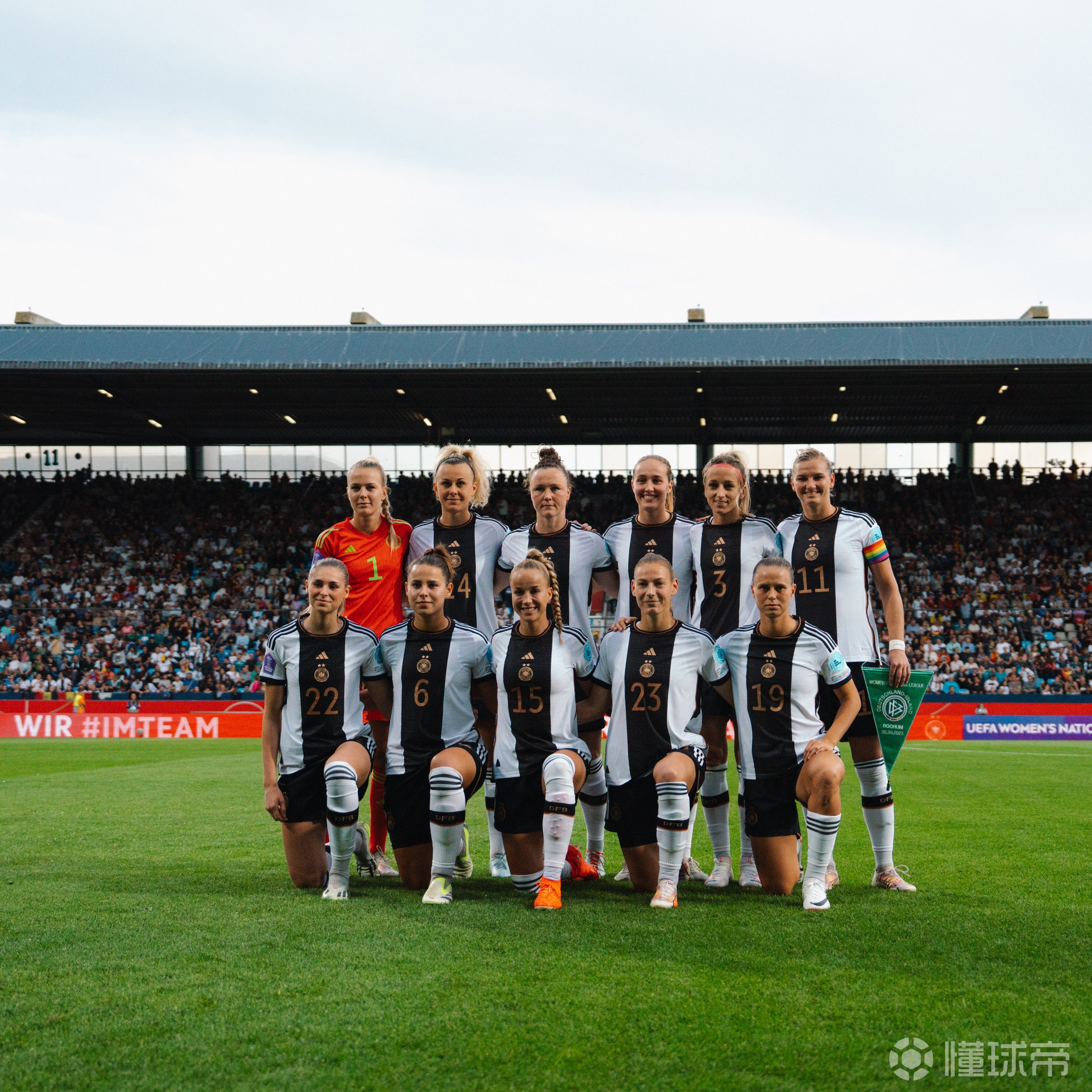 包含冰岛女足守门员表现抢眼，成为团队稳定力量的词条
