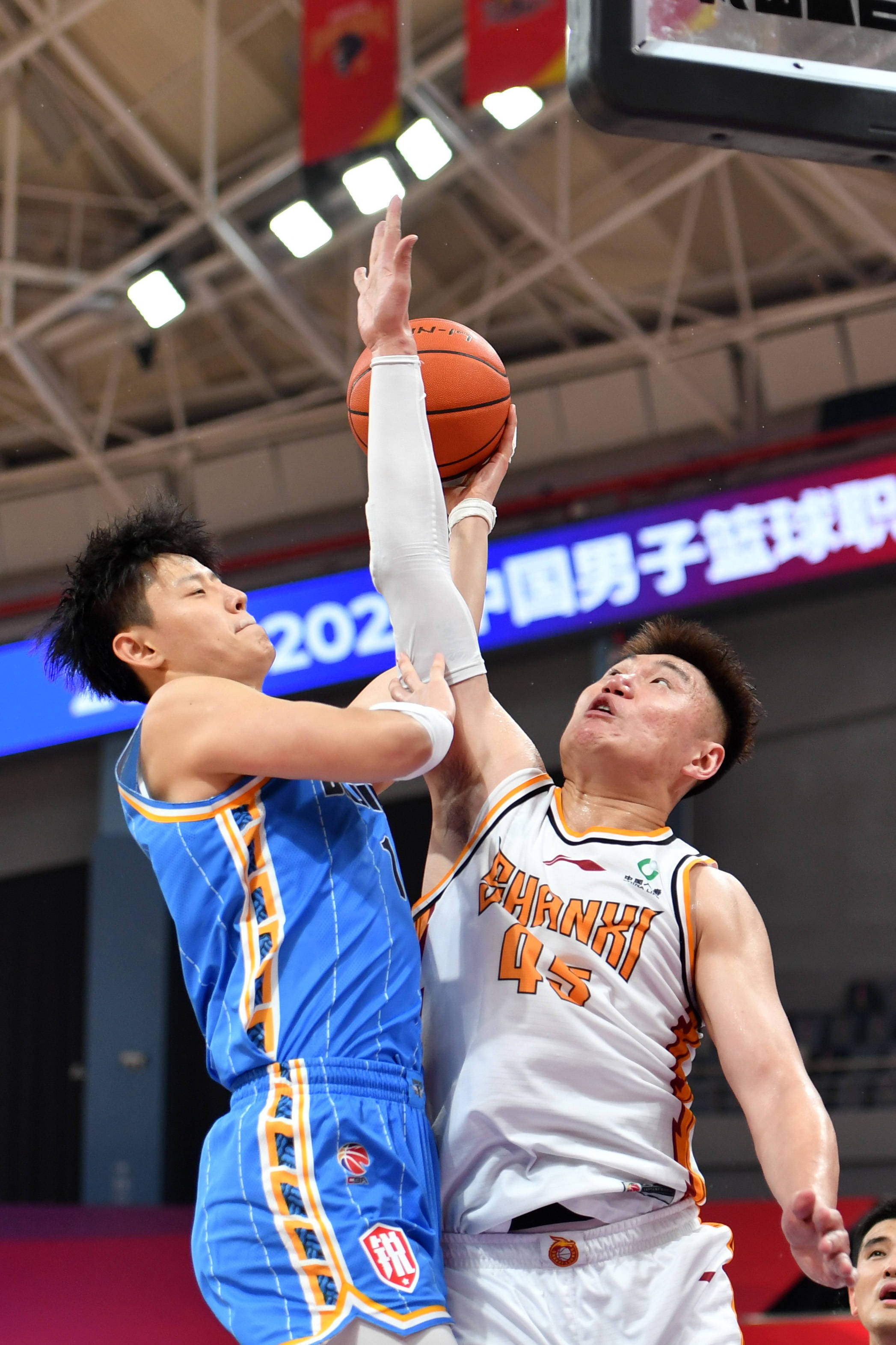Uzi迎来三赛季高光表现，湖人球迷沸腾！